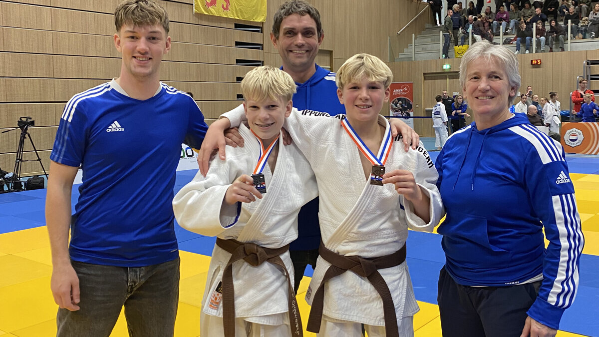 judoka's Links Levi en Rechts Rik met coaches