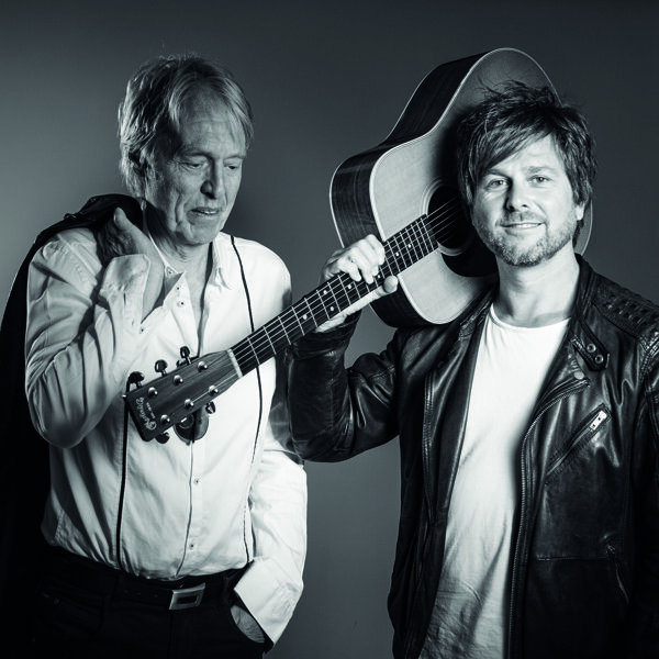 Bert en andre gitaar op de schouder zwart wit fotoshoot 2