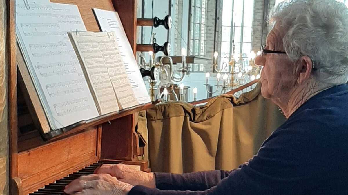 organist wally hoekstra.jpg