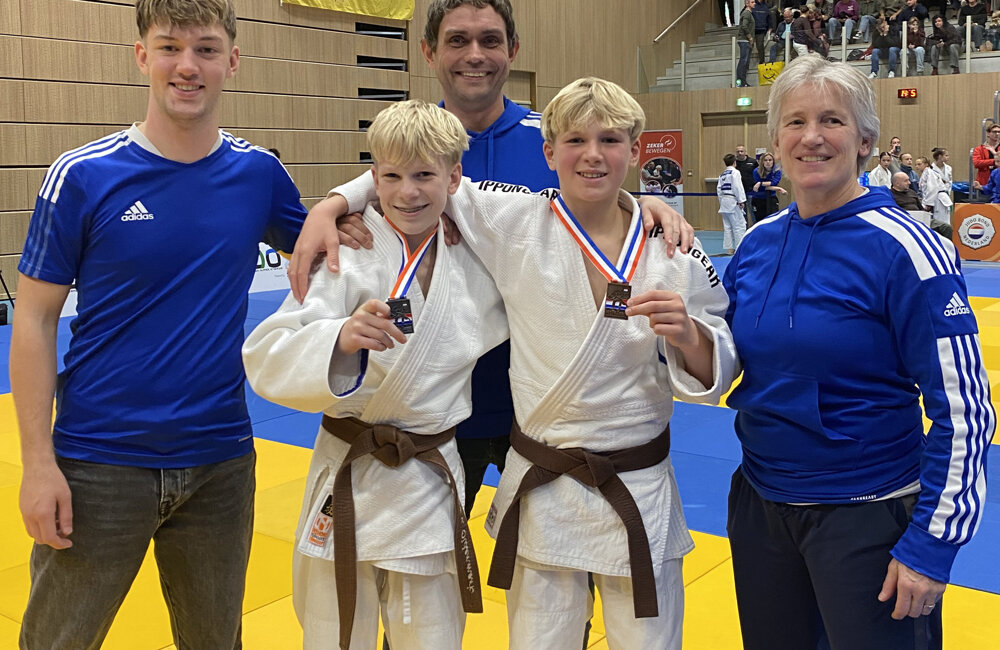 judoka's Links Levi en Rechts Rik met coaches