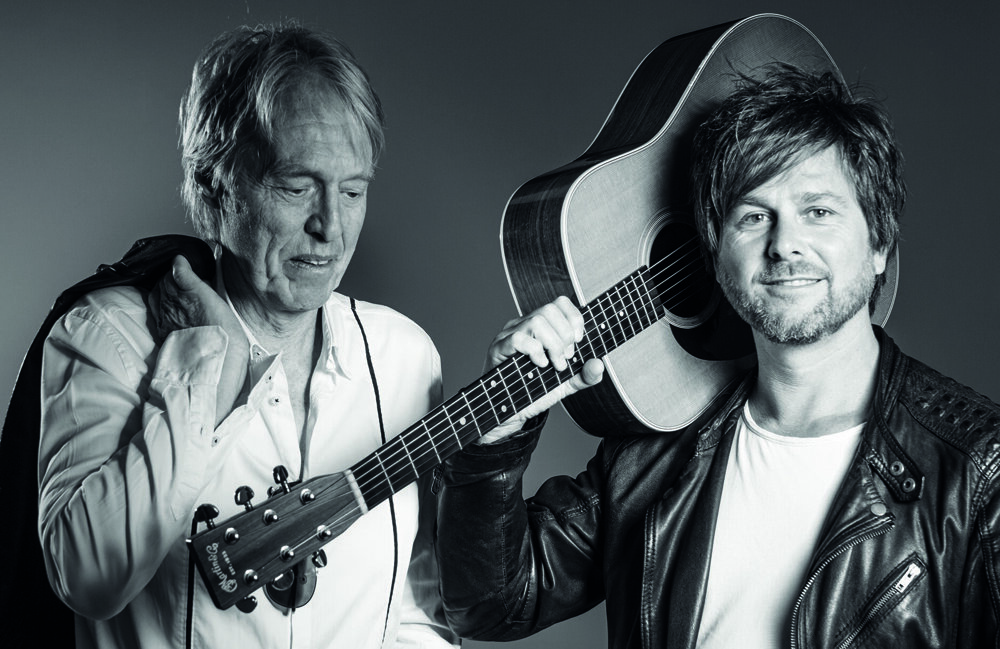 Bert en andre gitaar op de schouder zwart wit fotoshoot 2
