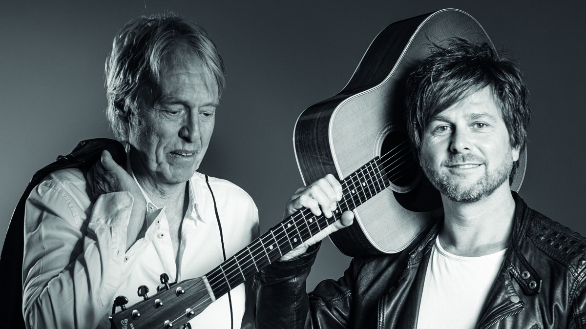 Bert en andre gitaar op de schouder zwart wit fotoshoot 2