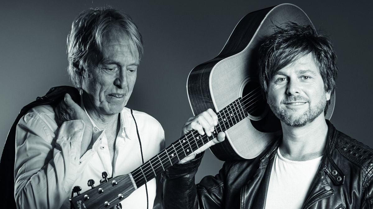 Bert en andre gitaar op de schouder zwart wit fotoshoot 2